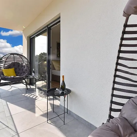 3 Bedroom Cozy In Holiday home Peroj