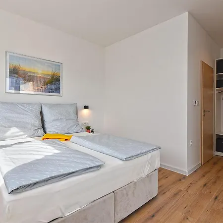 3 Bedroom Cozy In Holiday home Peroj